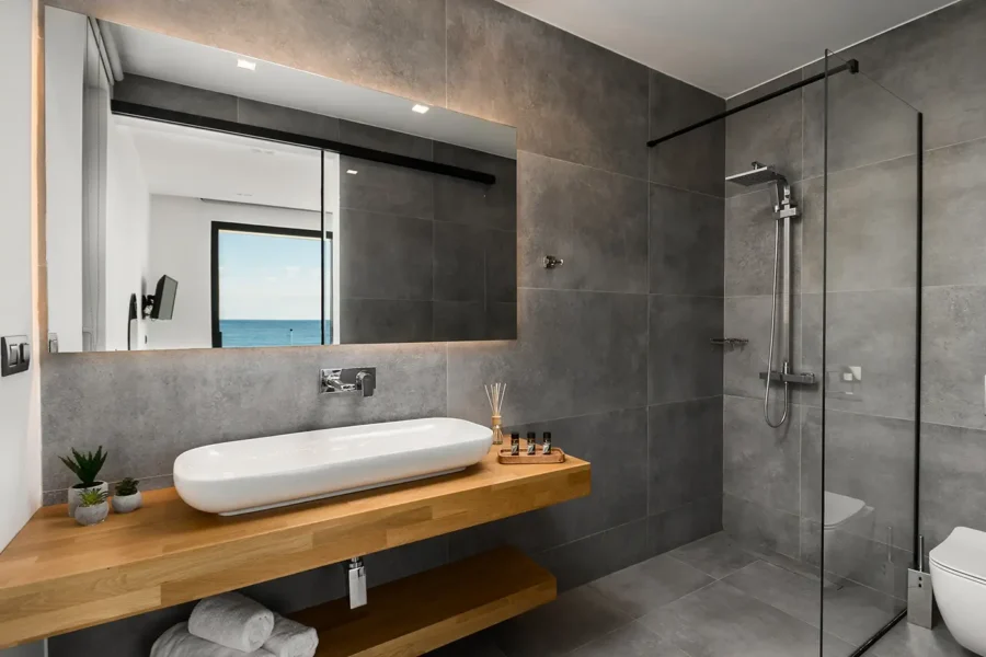 Bedrooms with a private bathroom and stunning views of the sea.